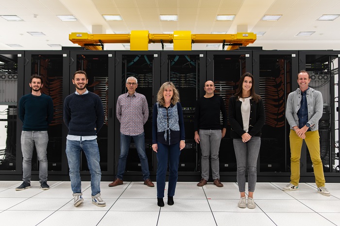 équipe CLS DataLab devant le datacenter