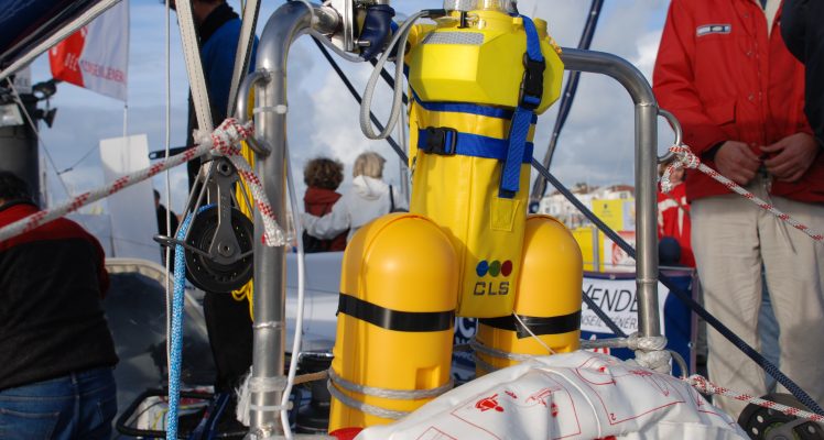 CLS, partenaire de la Mini Transat Iles de Guadeloupe, équipe tous les concurrents de balises de localisation et de demande d’assistance