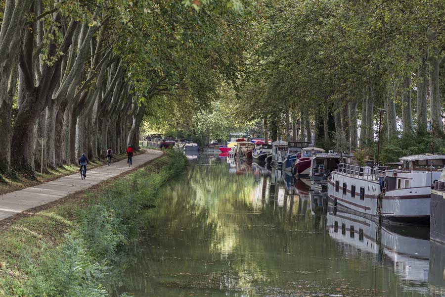 cyclistes en bord du canal du midi à Toulouse
