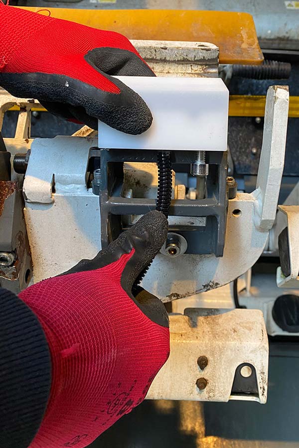 installation d'un traqueur rfid TRACITY à l'arrière d'un camion de collecte de déchets