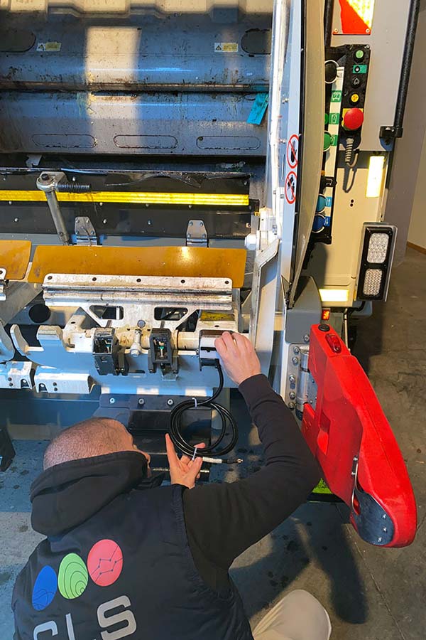 tracity rfid à l'arrière d'un camion de collecte de déchets