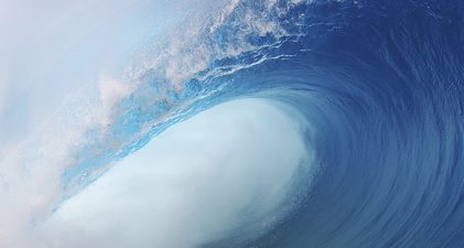 One of the worlds heaviest waves breaks in Tahiti