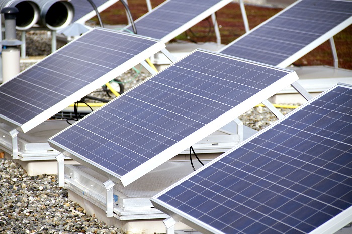 panneaux solaires sur le toit des bâtiments toulousains de CLS