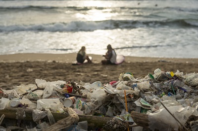 pollution plastique plage indonésienne
