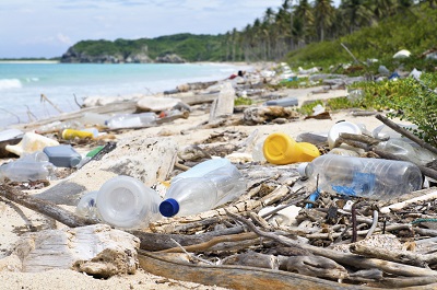 pollution plastique sur une plage