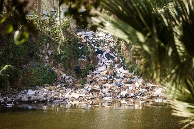 pollution plastique dans une rivière