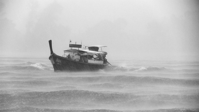 bateau de pêche menacé par un typhon